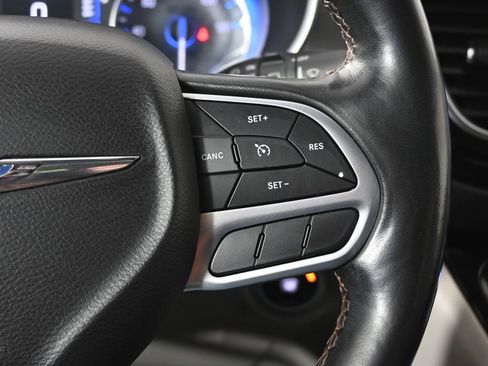 Used 2020 Chrysler Pacifica Touring-L image 40