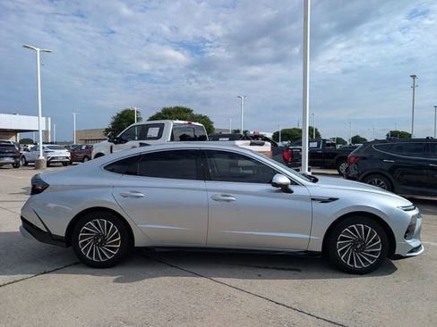 Used 2025 Hyundai Sonata Limited FWD image 3