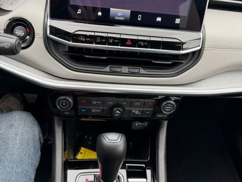 Used 2025 Jeep Compass Limited image 29