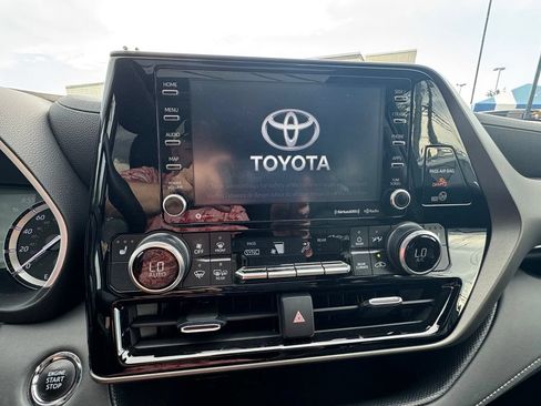 Used 2022 Toyota Highlander XLE AWD/4WD image 20