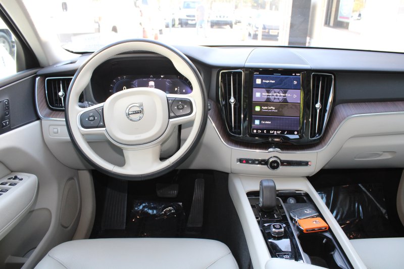 Used 2022 Volvo XC60 B5 Momentum FWD image 14