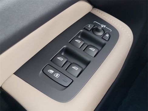 New 2026 Volvo XC60 B5 Core w/ Protection Package Premier image 31
