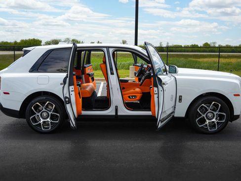 Used 2023 Rolls-Royce Cullinan Black Badge AWD/4WD image 32