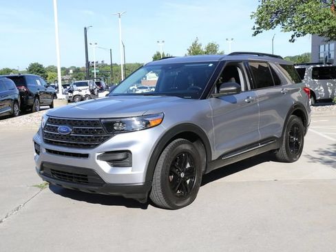Used 2021 Ford Explorer XLT AWD/4WD image 3