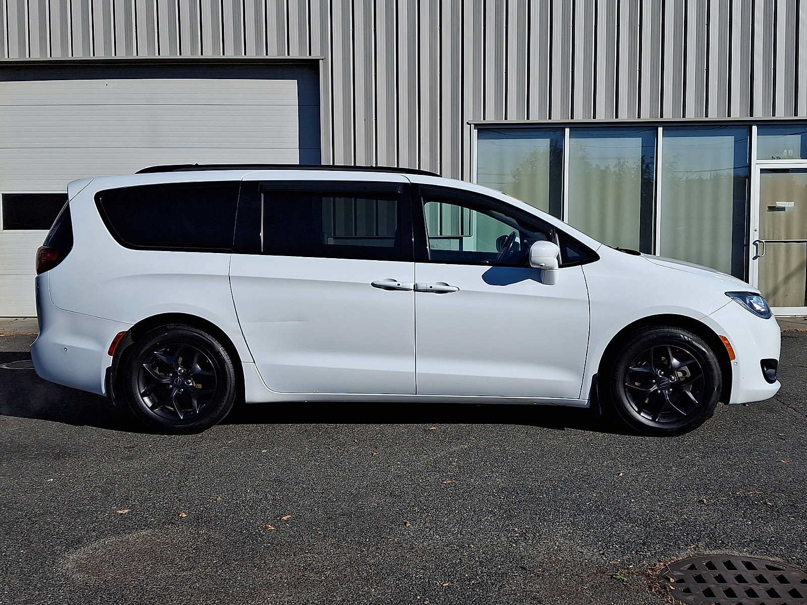 Used 2019 Chrysler Pacifica Touring-L FWD image 7