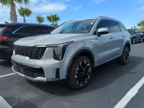 Certified 2025 Kia Sorento EX image 4