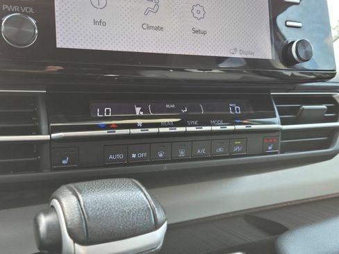 Used 2023 Toyota Sienna XLE FWD image 25