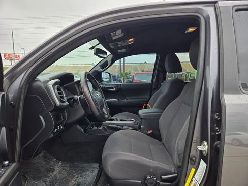 Used 2017 Toyota Tacoma TRD Off-Road w/ Tow Package (A/T) image 8