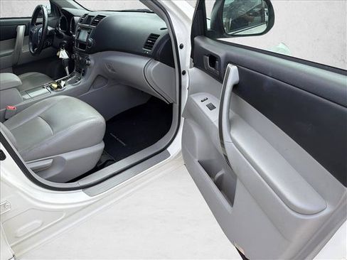 Used 2013 Toyota Highlander SE FWD image 24