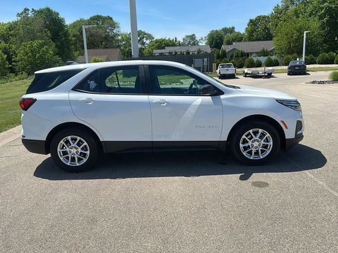 Used 2022 Chevrolet Equinox LS AWD/4WD image 2
