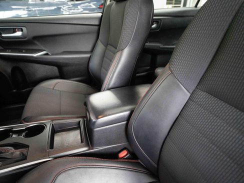 Used 2017 Toyota Camry SE w/ Moonroof Package FWD image 10