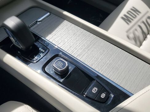 Certified 2024 Volvo XC60 B5 Plus AWD/4WD image 25
