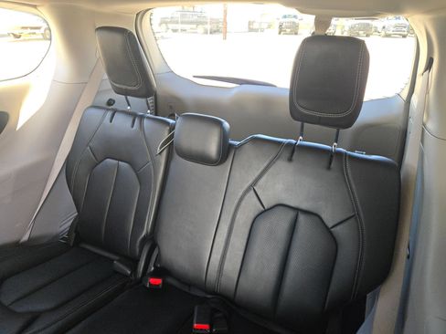 Used 2023 Chrysler Pacifica Touring-L FWD image 22