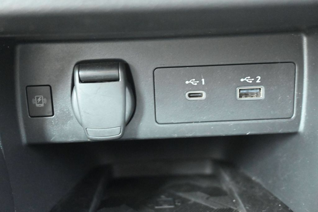 Used 2025 Nissan Versa SR w/ Trunk Package FWD image 23