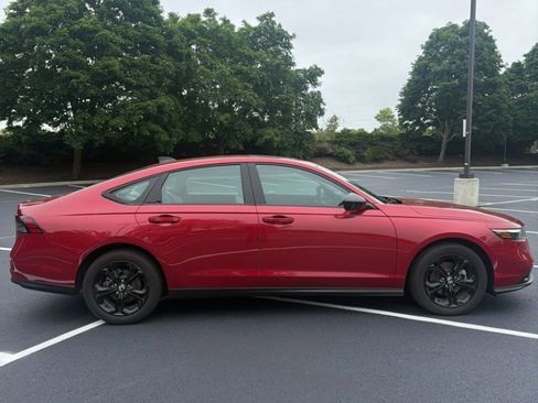 Certified 2025 Honda Accord SE image 9