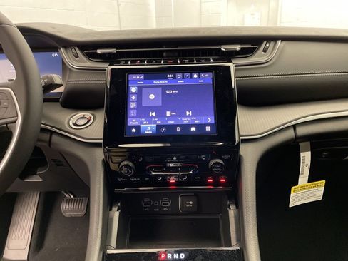 New 2025 Jeep Grand Cherokee Altitude image 10