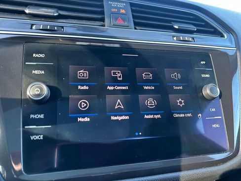 Used 2022 Volkswagen Tiguan SE image 9