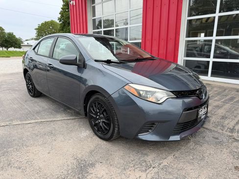Used 2016 Toyota Corolla LE FWD image 2
