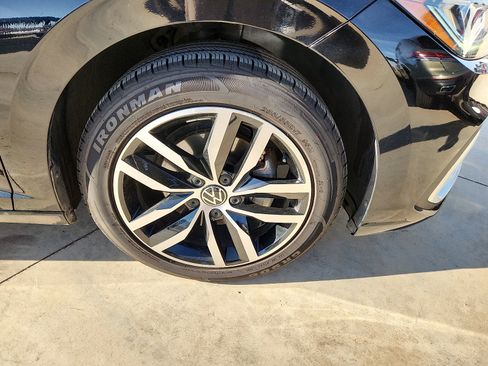 Certified 2025 Volkswagen Jetta SE FWD image 9