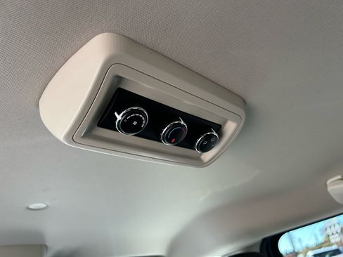 Used 2019 Dodge Grand Caravan SE w/ UConnect Hands-Free Group image 22