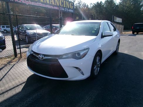 Used 2017 Toyota Camry SE image 2