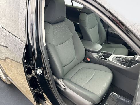 Used 2021 Toyota RAV4 XLE w/ Convenience Package image 16