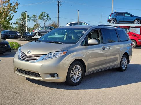 Used 2017 Toyota Sienna XLE Premium image 6