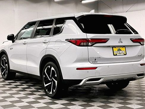 Used 2024 Mitsubishi Outlander SE image 2