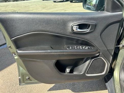 Used 2019 Jeep Compass Limited AWD/4WD image 9