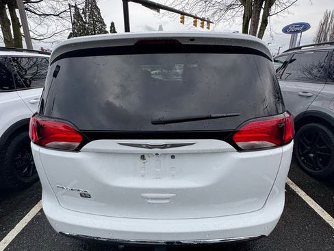 Used 2020 Chrysler Pacifica Touring-L image 6