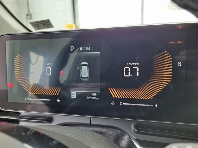 Used 2025 Kia Carnival FWD image 9