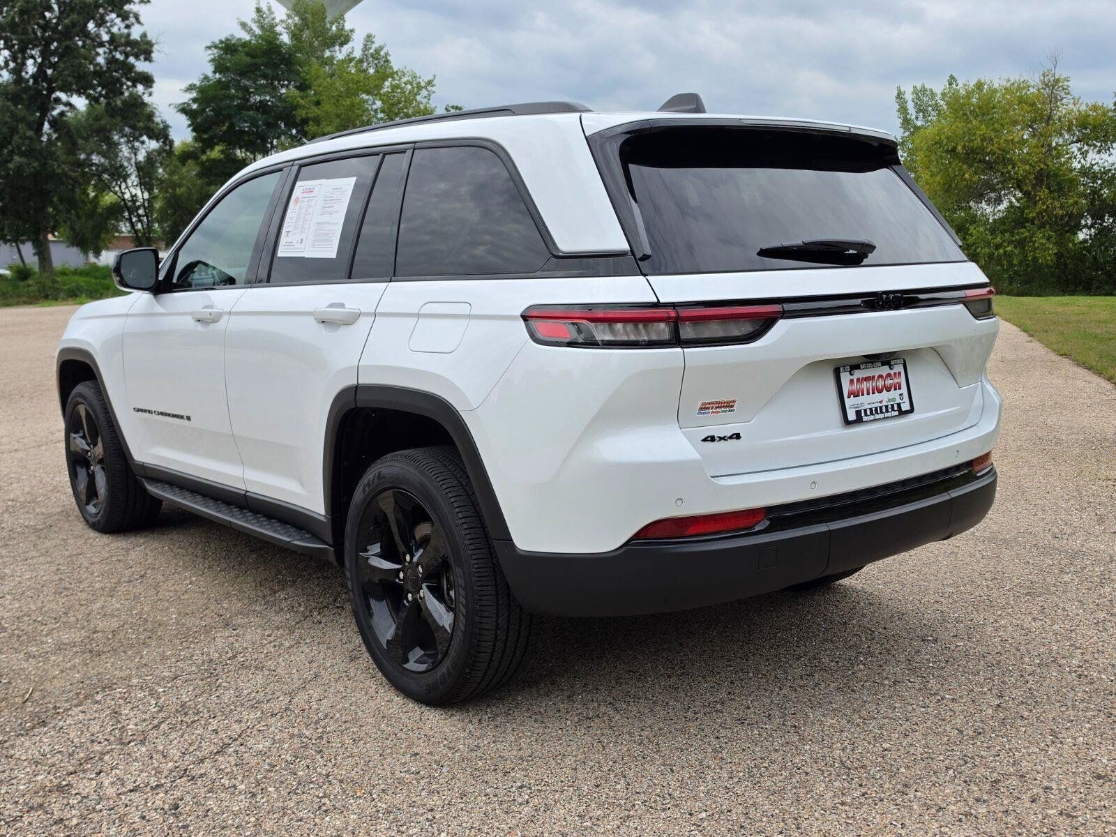 Used 2025 Jeep Grand Cherokee Altitude AWD/4WD image 16