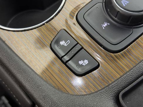 Used 2022 GMC Acadia SLE w/ Driver Convenience Package image 32