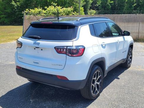 Used 2024 Jeep Compass Limited AWD/4WD image 2
