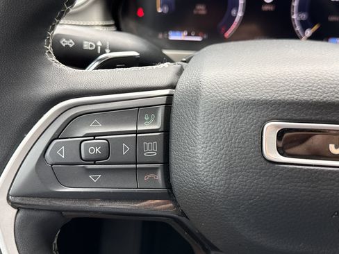 Used 2023 Jeep Grand Cherokee Altitude AWD/4WD image 20