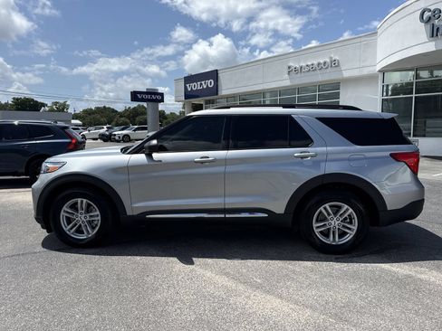 Used 2024 Ford Explorer XLT w/ Equipment Group 202A RWD image 2
