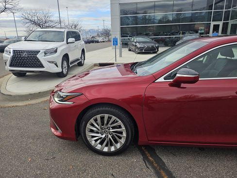 Used 2022 Lexus ES 300h w/ Luxury Package image 2
