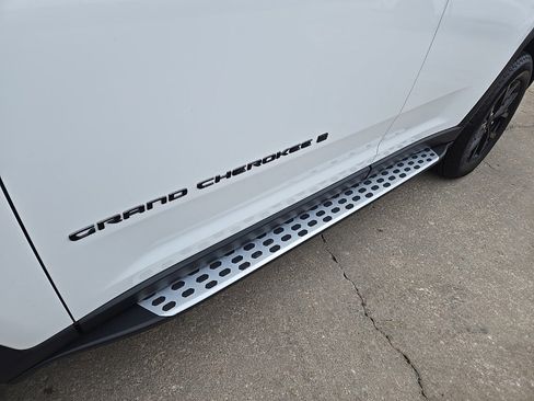 Used 2024 Jeep Grand Cherokee Altitude image 18