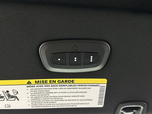 Used 2025 Chrysler Pacifica Select image 23