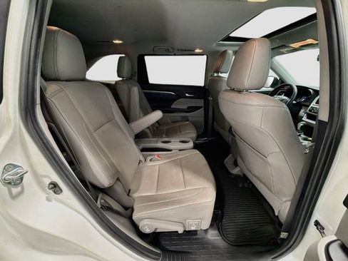 Used 2019 Toyota Highlander Limited w/ Carpet Mat Package (TMS) AWD/4WD image 25