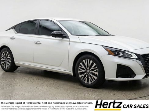 Used 2025 Nissan Altima 2.5 SV FWD image 1