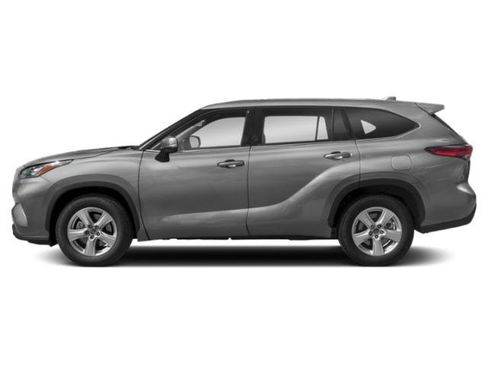 Used 2021 Toyota Highlander LE FWD image 3