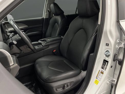 Used 2024 Toyota Grand Highlander XLE image 4