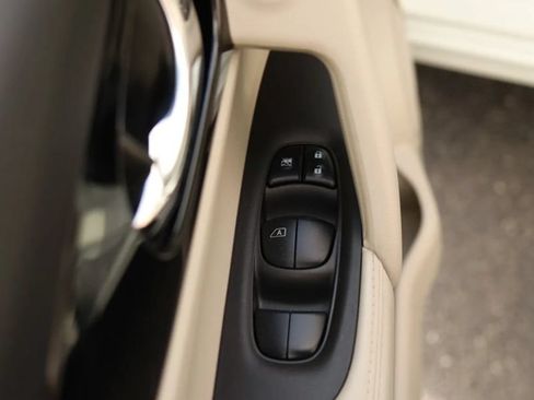 Used 2021 Nissan Rogue Sport SV FWD image 12