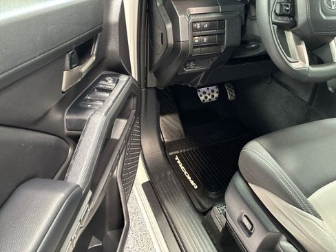 Used 2025 Toyota Tacoma TRD Sport image 7