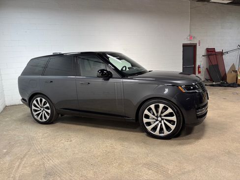 Used 2025 Land Rover Range Rover SE AWD/4WD image 5