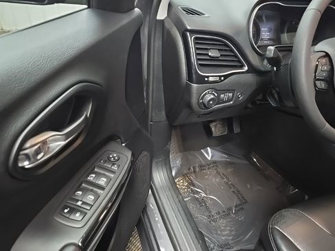 Used 2023 Jeep Cherokee Altitude Lux image 28