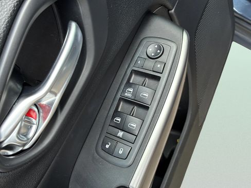 Used 2019 Jeep Cherokee Latitude w/ Popular Appearance Group FWD image 16