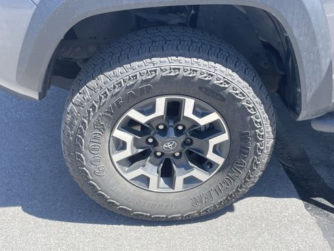 Used 2022 Toyota Tacoma TRD Off-Road w/ Technology Package AWD/4WD image 5