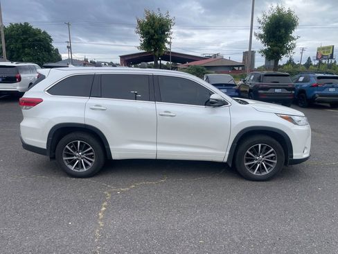 Used 2017 Toyota Highlander XLE AWD/4WD image 4